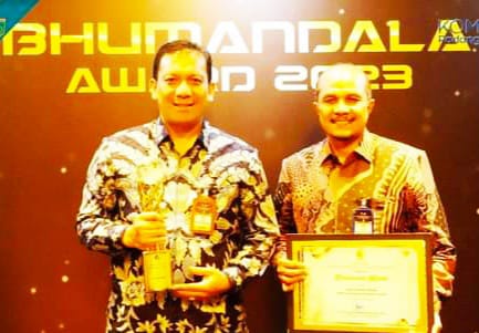 Pj Wako Sonny Budaya Putra poto bareng Direktur Perumdam Tirta Serambi Kota Padang Panjang, Adrial Abu Bakar, ST, usai terima penghargaan, Senin (6/11/2023) kemaren malam di Badung Bali.